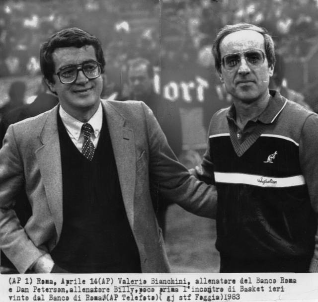 13 aprile 1983. Dan Peterson e Valerio Bianchini prima dell&#39;incontro di gara-1 finale scudetto Banco Roma vs Billy Milano.